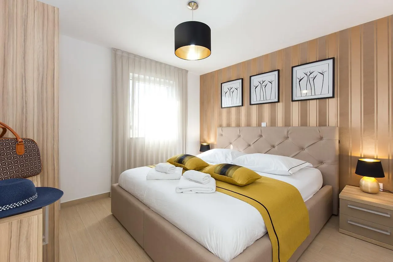 Amarru Deluxe Apartments 马林斯卡